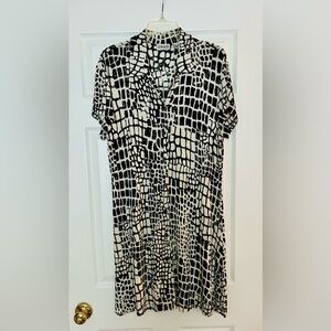 Chico's Travelers Sydney Black Stretchy Snakeskin Print Button Down Size Large